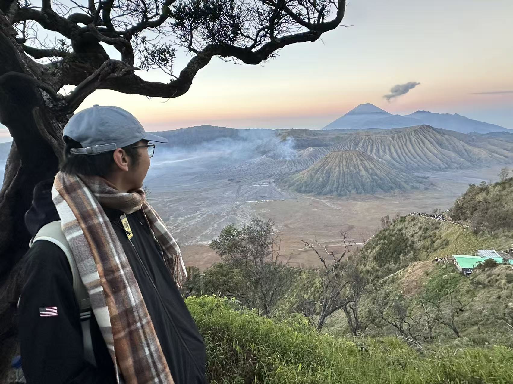 Frank 在印尼旅行时眺望火山风景